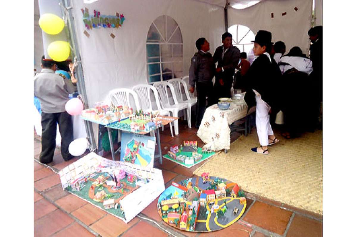 Los estudiantes del Liceo Policial construyeron maquetas para sus exposiciones. FOTO: ELIZABET MAGGI