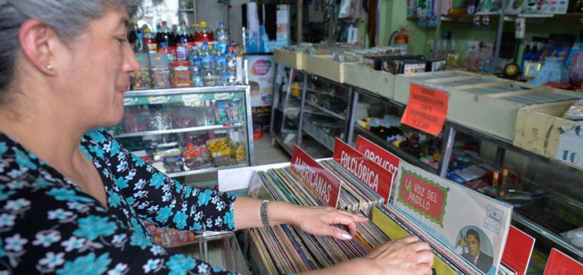 Esther Pazmi&ntilde;o conserva en una bodega los discos de acetato que vende en su local del Centro Hist&oacute;rico.