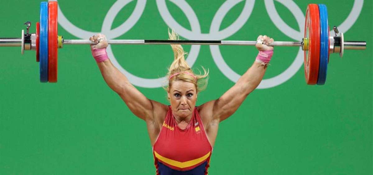 Lydia Valent&iacute;n gan&oacute; la primera medalla ol&iacute;mpica en la historia de la halterofilia espa&ntilde;ola en los 75 kg.  