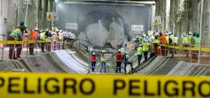 Empleados de la obra observaron el paso de la tuneladora.