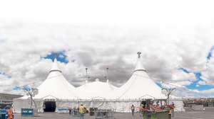 La carpa est&aacute; integrada por 4 torres de m&aacute;s de 25 metros de altura cada una. La parte superior de la c&uacute;pula es de alrededor de 19 metros de altura y tiene 51 metros de di&aacute;metro. John Guevara / El Tel&eacute;grafo