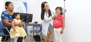 GUAYAQUIL.- Johanna Acosta, endocrin&oacute;loga pediatra del Hospital Los Ceibos del IESS, asiste a menores de edad con d&eacute;ficit de crecimiento. Ella mide el proceso de desarrollo de los pacientes que est&aacute;n sometidos ya a un tratamiento.