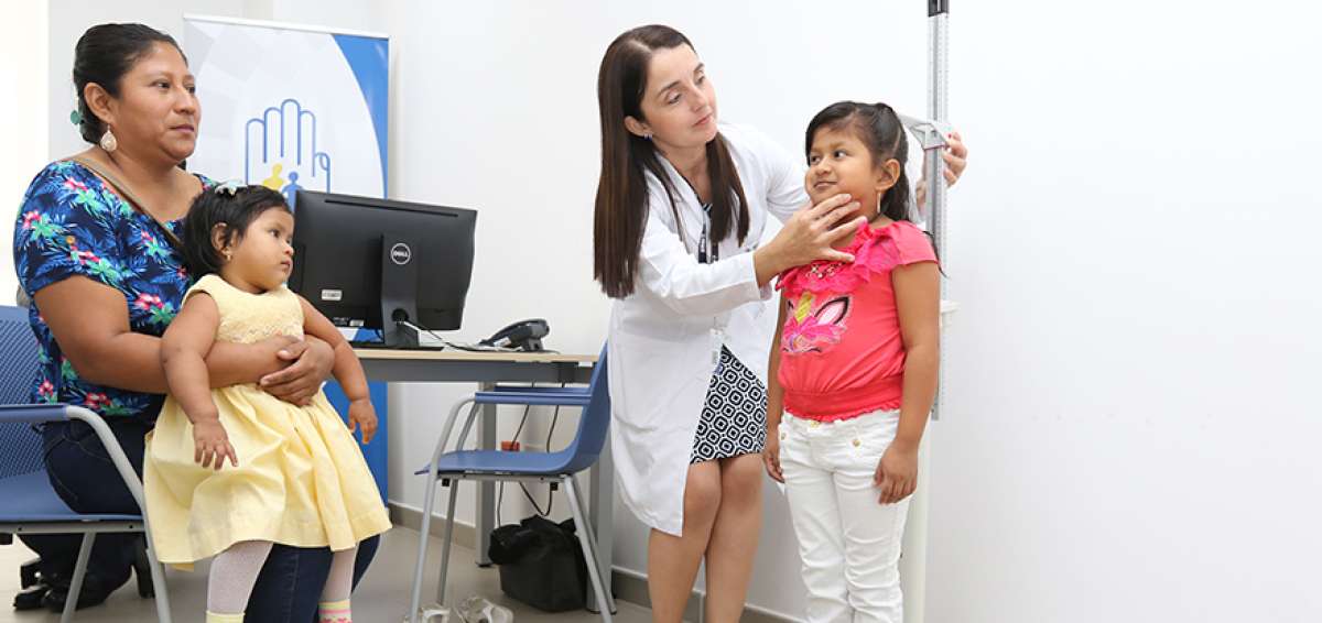 GUAYAQUIL.- Johanna Acosta, endocrin&oacute;loga pediatra del Hospital Los Ceibos del IESS, asiste a menores de edad con d&eacute;ficit de crecimiento. Ella mide el proceso de desarrollo de los pacientes que est&aacute;n sometidos ya a un tratamiento.
