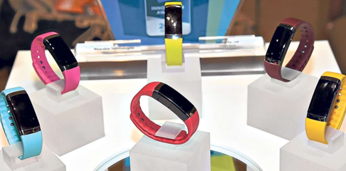 Una serie de pulseras inteligentes son mostradas en uno de los estands de la CES en Las Vegas. Foto: AFP