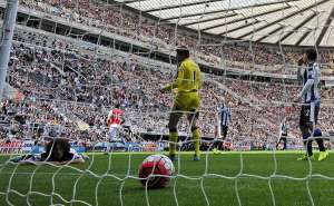 Arsenal gana por la m&iacute;nima (1-0) en Newcastle con autogol de Coloccini