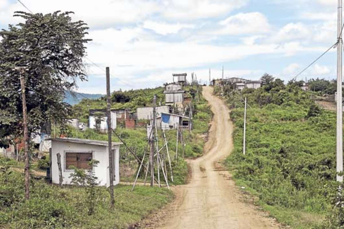 Un letrero a la entrada de La Karolina indica que el bien est&aacute; embargado por el Estado. Foto: Jos&eacute; Mor&aacute;n.