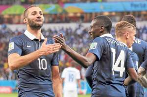 Karim Benzem&aacute; festeja su primer tanto -de penal- en el Mundial junto con Blaise Matuidi. Los &lsquo;galos&rsquo; ratificaron su favoritismo ante el cuadro de Honduras. Foto: EFE.