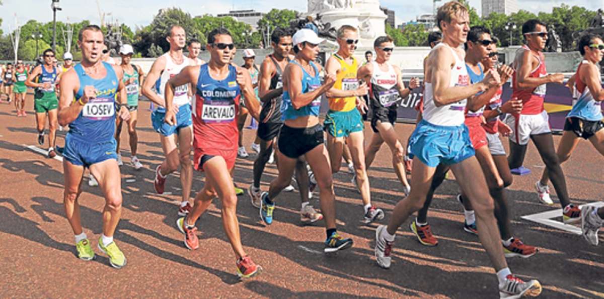 Valeriy Borchin (der.) durante su participaci&oacute;n en las Olimpiadas de Londres 2012, donde se desmay&oacute; a 1 km de la meta. Foto: Archivo / El Tel&eacute;grafo