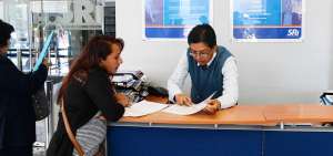Funcionarios del SRI brindan informaci&oacute;n a los ciudadanos en las oficinas de la dependencia, en Quito.