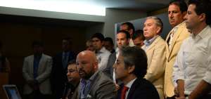 Miguel &Aacute;ngel Loor (centro), presidente de la Liga Profesional de F&uacute;tbol de Ecuador, explica a los medios las tres resoluciones que se tomaron la ma&ntilde;ana de ayer, luego de la reuni&oacute;n del Consejo de Presidentes en Guayaquil.
