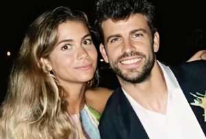 Clara Chía Martí (izq.) junto al exfutbolista Gerard Piqué. 