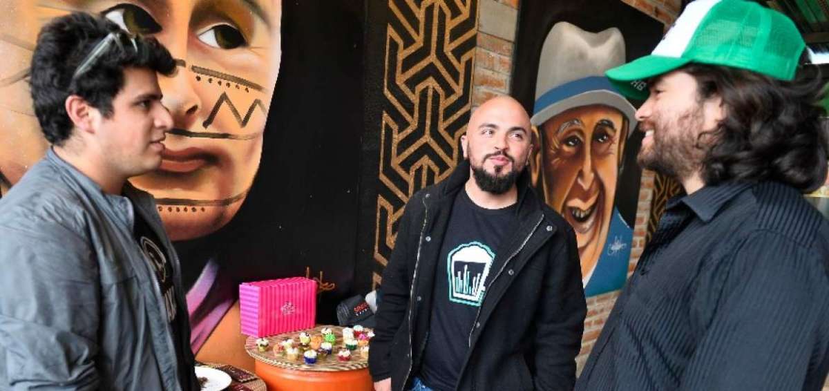 Nicol&aacute;s Schipper, (c) organizador,junto a Esteban Acosta (izq), de La Matilda, y Miguel Gallardo (der), de Jazz The Roots, bandas que participar&aacute;n en el evento.