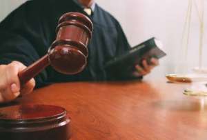El caso, que conmocion&oacute; a Suecia, revel&oacute; una red de explotaci&oacute;n controlada por el esposo de la v&iacute;ctima, quien organizaba encuentros sexuales pagados y la manten&iacute;a bajo amenazas.
