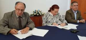 La ministra de Relaciones Exteriores, Mar&iacute;a Fernanda Espinosa, el rector de la UASB sede Ecuador, Jaime Breilh, y el titular de la Senescyt, Augusto Barrera, durante la firma del acuerdo. 