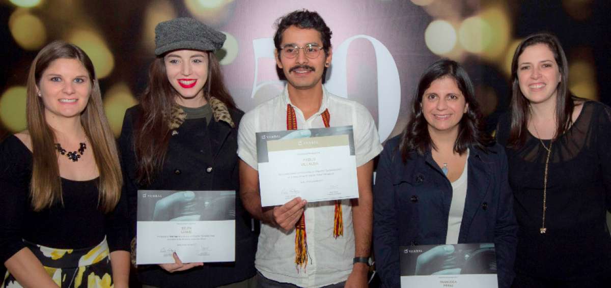 Camila L&oacute;pez, coordinadora de Comunicaciones Yanbal Ecuador; Bel&eacute;n Luque, tercer lugar; Pablo Villalba, primer lugar; Vanessa P&eacute;rez, segundo lugar y Adriana Mart&iacute;nez, jefa de Comunicaciones de Yanbal Ecuador.