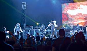 &Aacute;ngeles del Infierno puso en el escenario  teclados, guitarras, bajo y la imponente interpretaci&oacute;n de su vocalista Juan Gallardo. Foto: Pilar Vera / El Telegrafo