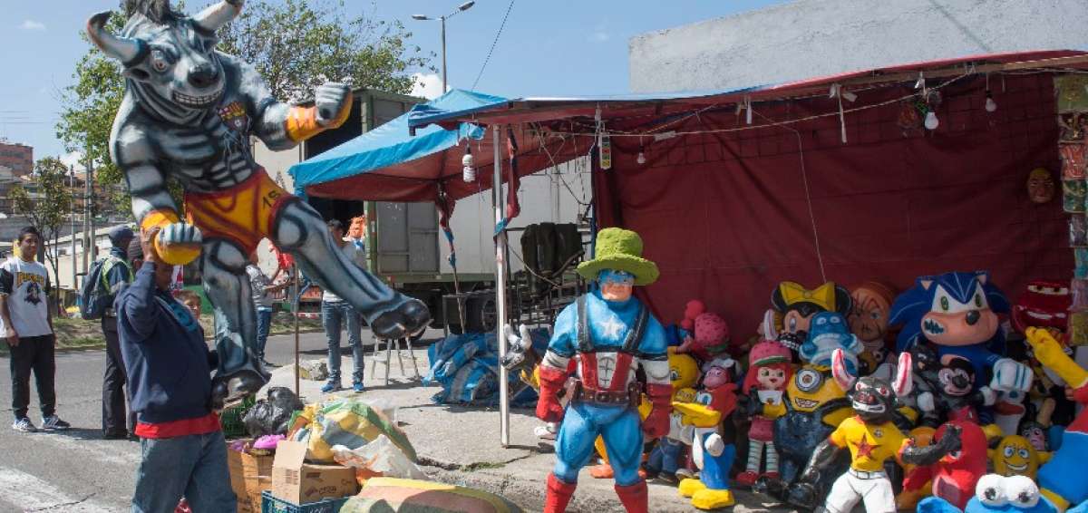 Comerciantes cambian sus productos navide&ntilde;os para vender los del a&ntilde;o viejo