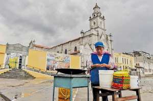 Junto a la iglesia Matriz del barrio San Felipe, Carmen Aguilar oferta los tradicionales &lsquo;chinchulines&rsquo; a los turistas. FOTO: ROBERTO CHAVEZ |  El Tel&eacute;grafo