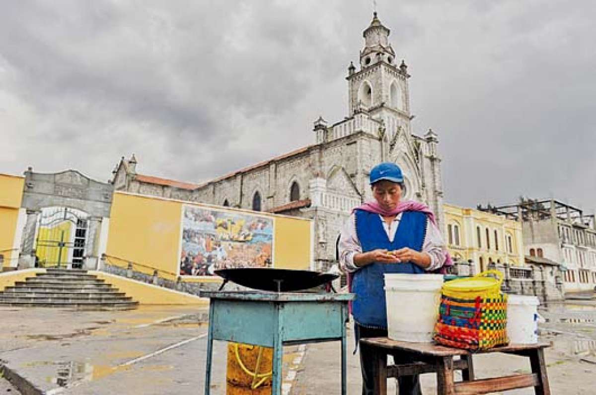 Junto a la iglesia Matriz del barrio San Felipe, Carmen Aguilar oferta los tradicionales &lsquo;chinchulines&rsquo; a los turistas. FOTO: ROBERTO CHAVEZ |  El Tel&eacute;grafo