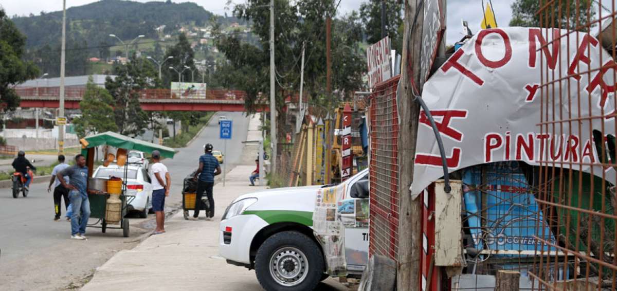 Veh&iacute;culos se estacionen en las veredas para cargar materiales, lo que genera riesgos para los peatones. 