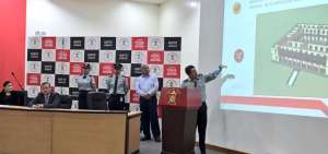 Eber Arroyo, comandante general del Cuerpo de Bomberos de Quito, durante la presentaci&oacute;n del informe sobre el siniestro. 