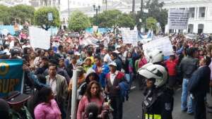 Moradores de barrios capitalinos se concentraron frente al Cabildo para exigir agilidad en el proceso de regularizaci&oacute;n de barrios. Foto: Tomada de @SALGADOMARC0