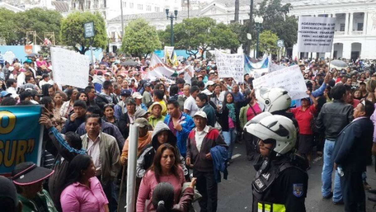 Moradores de barrios capitalinos se concentraron frente al Cabildo para exigir agilidad en el proceso de regularizaci&oacute;n de barrios. Foto: Tomada de @SALGADOMARC0