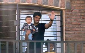 Luis Su&aacute;rez viaj&oacute; acompa&ntilde;ado de sus dos hijos y de su esposa. Foto: Archivo/AFP
