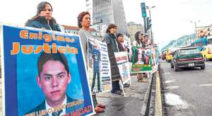 Familiares de desaparecidos organizaron un plant&oacute;n en Quito la semana pasada al pie de la Fiscal&iacute;a para exigir la no rotaci&oacute;n de fiscales en sus casos. Foto: Fernando Sandoval.