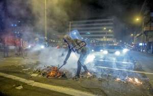 Los manifestantes quemaron basura para interrumpir el paso en la v&iacute;a. Foto: Fernando Sandoval / El Tel&eacute;grafo 