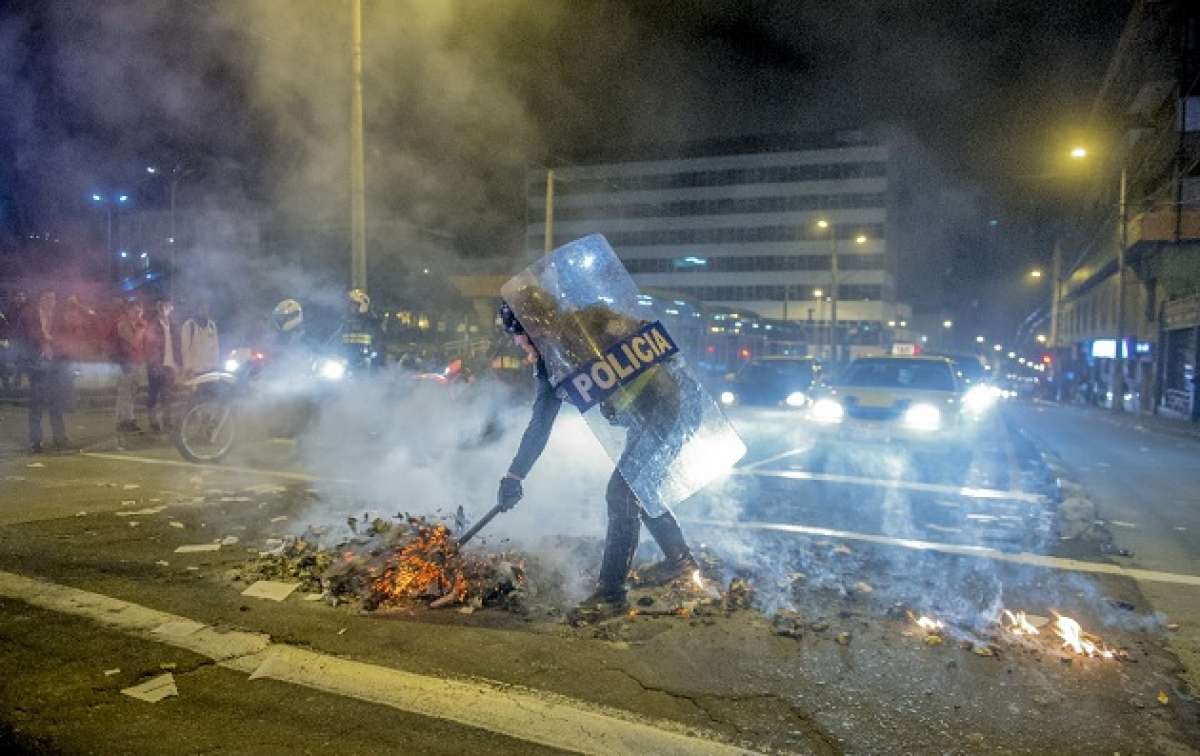Los manifestantes quemaron basura para interrumpir el paso en la v&iacute;a. Foto: Fernando Sandoval / El Tel&eacute;grafo 