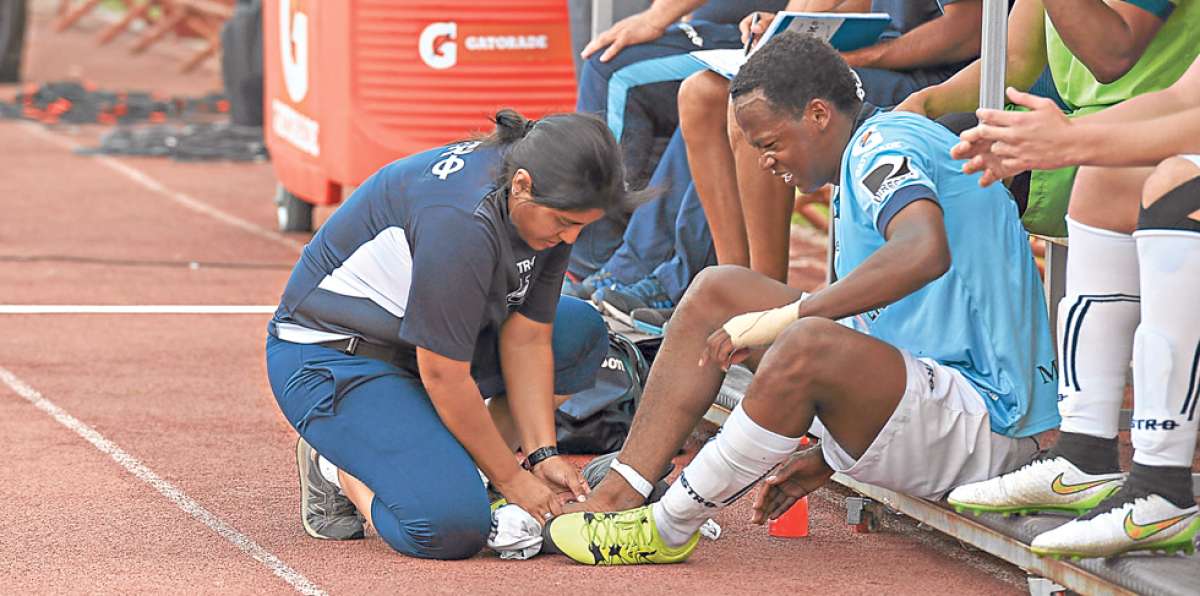 Lorena Guayasam&iacute;n atiende a Romario Ibarra, durante el partido contra River Ecuador, en Guayaquil. Foto: Eduardo Escobar / El Tel&eacute;grafo
