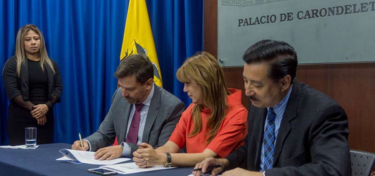 En la foto: Camilo Pinz&oacute;n (I), empresario; Margarita Rodr&iacute;guez, subsecretaria de la Presidencia; y Nelson Guim (d), ministro (e) de Comercio Exterior.