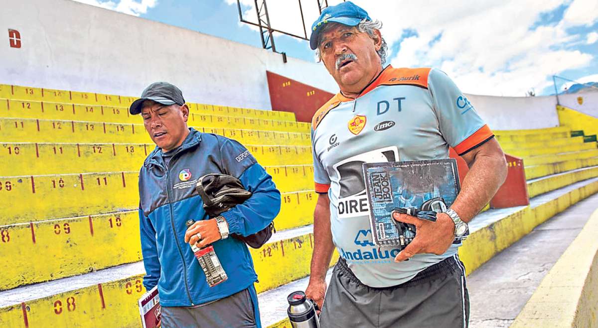 El entrenador uruguayo de Aucas, Juan Ram&oacute;n Silva (derecha), se enfocar&aacute; en el acondicionamiento f&iacute;sico de sus jugadores antes del arranque del torneo. Foto: Fernando Sandoval / El Tel&eacute;grafo