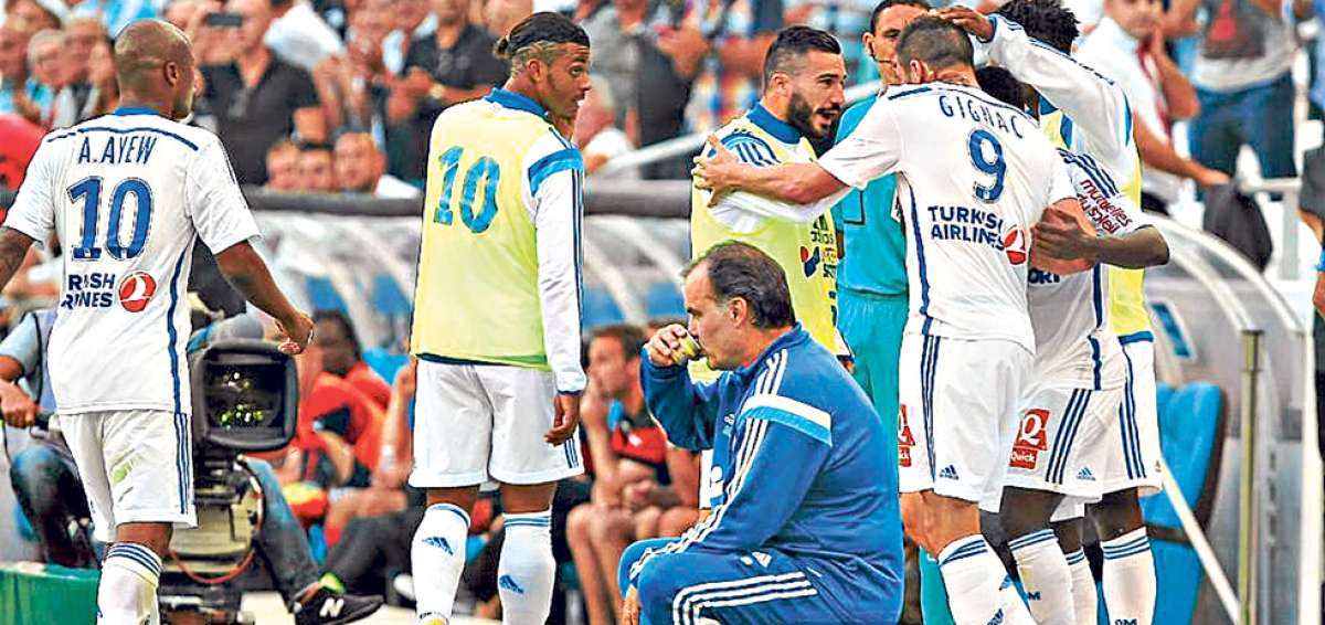 El Marsella obtuvo este mes el t&iacute;tulo de oto&ntilde;o de la Liga Francesa. Desde su llegada, Bielsa (sentado) ha revolucionado el f&uacute;tbol franc&eacute;s con sus innovaciones. Foto: AFP