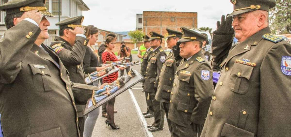 La semana anterior se realiz&oacute; un homenaje a los uniformados retirados en la subzona Azuay. All&iacute; recibieron una placa con la imagen de 2 ni&ntilde;os y un polic&iacute;a. 