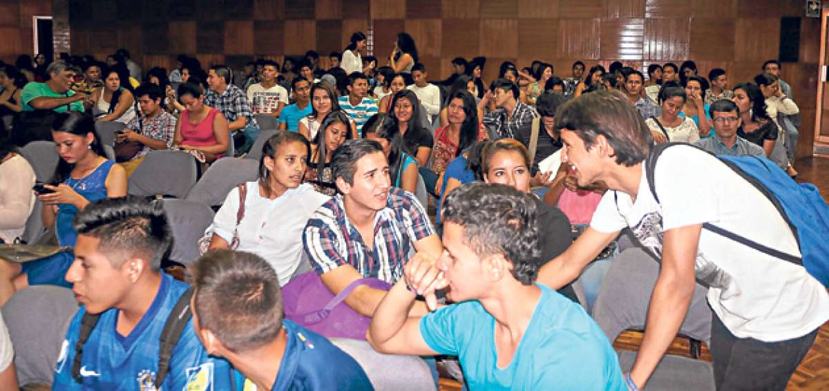 El s&aacute;bado de la semana anterior, en el auditorio Paraninfo de la Uleam, se realiz&oacute; la clausura del curso Pre-Enes, que tuvo una duraci&oacute;n de dos meses. Foto: Vivian Zambrano / El Tel&eacute;grafo