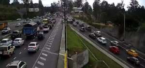 Im&aacute;genes de las c&aacute;maras del ECU911 reflejan la congesti&oacute;n en la v&iacute;a.