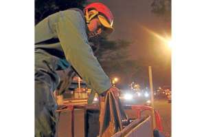Gabriel recorre las calles en busca de basura
