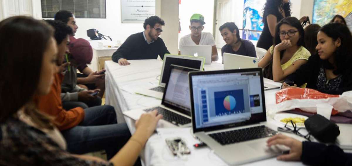 De lunes a viernes, los estudiantes de comunicaci&oacute;n se reunieron en grupos de trabajo para tratar el tema.