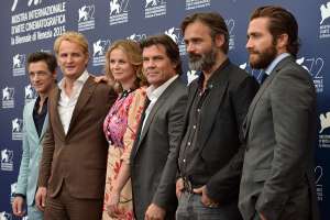 Emily Watson junto a los actores John Hawkes, Jason Clarke, Josh Brolin, el director Baltasar Kormakur y el actor  Jake Gyllenhaal durante la presentaci&oacute;n de la pel&iacute;cula Everest en el Festival de Venecia. Foto de AFP.
