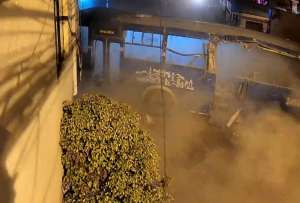 Un bus chocó con cinco casas en el sector de La Roldós