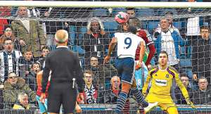 El delantero nigeriano Brown Ideye (9) sorprende a la defensa del West Ham United con un fuerte cabezazo. Foto: AFP