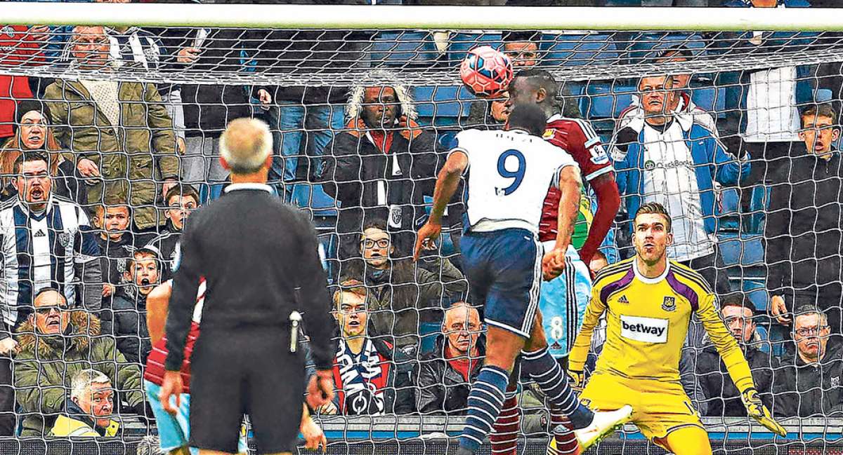 El delantero nigeriano Brown Ideye (9) sorprende a la defensa del West Ham United con un fuerte cabezazo. Foto: AFP