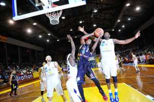 El  elenco de la UTE (blanco) inicia esta noche su participaci&oacute;n en la Liga Nacional Masculina de B&aacute;squetbol. Foto: Fernando Sandoval / El Tel&eacute;grafo.
