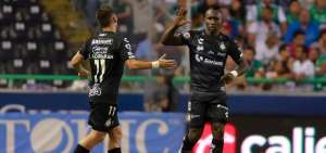 &rarr;El futbolista ecuatoriano &Eacute;rick Castillo (d) celebra su gol frente a Le&oacute;n, donde act&uacute;a &Aacute;ngel Mena, junto a su compa&ntilde;ero Fernando Gorriar&aacute;n.