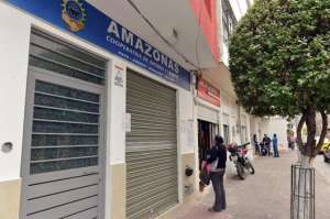 Silvia Ib&aacute;&ntilde;ez, socia de la cooperativa, frente a la puerta cerrada de la entidad lamenta haber depositado el dinero de su producci&oacute;n agr&iacute;cola en Patate. Foto: Roberto Ch&aacute;vez / El Tel&eacute;grafo