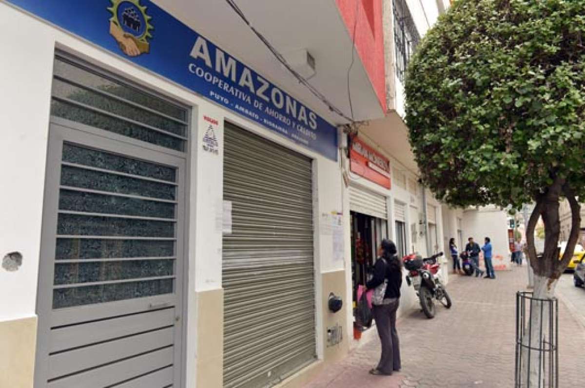 Silvia Ib&aacute;&ntilde;ez, socia de la cooperativa, frente a la puerta cerrada de la entidad lamenta haber depositado el dinero de su producci&oacute;n agr&iacute;cola en Patate. Foto: Roberto Ch&aacute;vez / El Tel&eacute;grafo