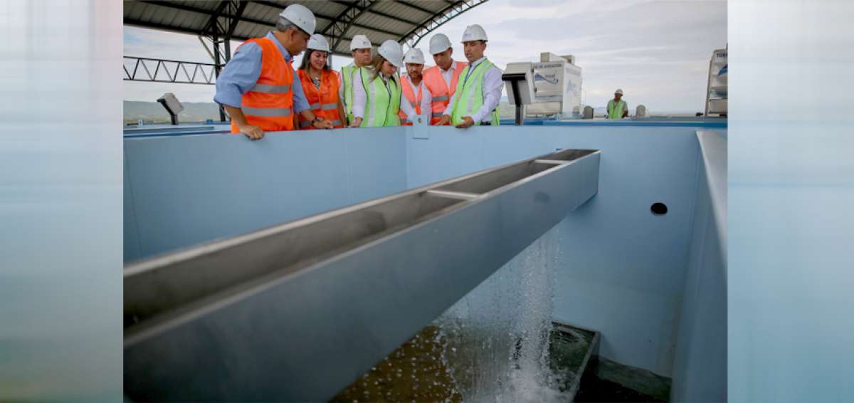 La vicepresidenta de la Rep&uacute;blica, Mar&iacute;a Alejandra Vicu&ntilde;a, observa el inicio del proceso de mejoramiento de agua en la planta potabilizadora.