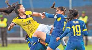 La capitana de Ecuador, Ligia Moreira (centro), disputa el bal&oacute;n con la colombiana Nataly Arias (14), durante el partido jugado el viernes pasado en Sangolqu&iacute;. Foto: Fernando Sandoval / El Tel&eacute;grafo.